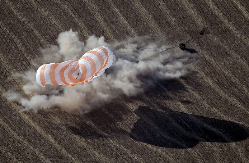 ATERRIZA LA SOYUZ EN LA QUE VIAJABAN DOS ASTRONAUTAS Y GUY LALIBERTÉ