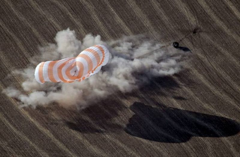 ATERRIZA LA SOYUZ EN LA QUE VIAJABAN DOS ASTRONAUTAS Y GUY LALIBERTÉ