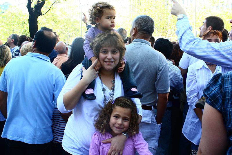 Inés ha convencido a su madre para que la trajera al desfile desde Ciudad Real. La pequeña Marta, de dos años, también las ha acompañado.