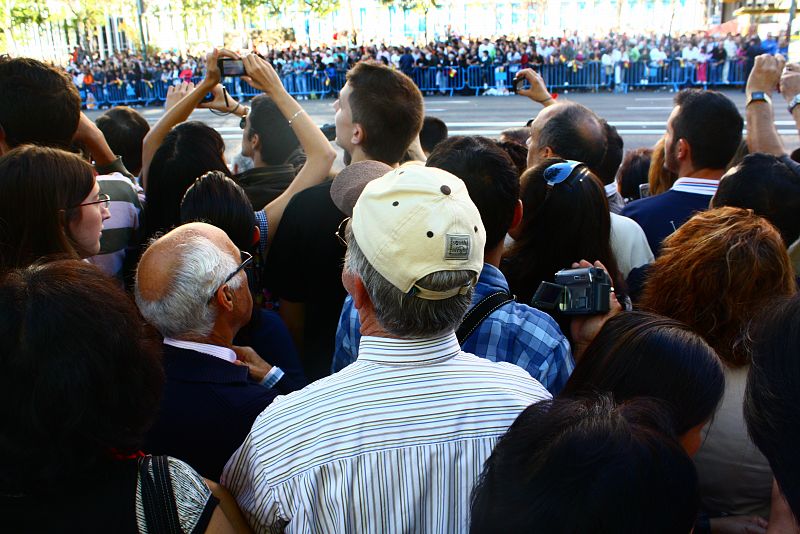 A las 10:00 horas ya no cabía un alfiler en los laterales del Paseo de la Castellana. Muchos de los asistentes no se han mostrado muy conformes con el cambio de ubicación para el desfile de este año.