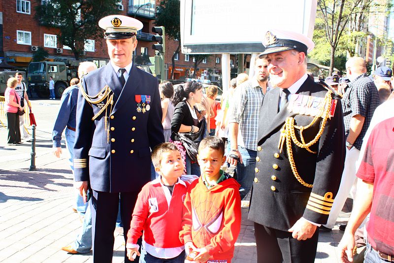 Después del desfile, algunos han aprovechado para fotografiarse con los homenajeados en este día.