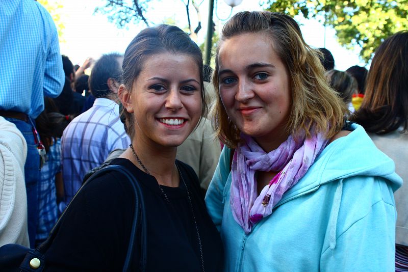 Christine y Francesca son alemanas y trabajan en Madrid como niñeras.  Se han pasado por la Castellana porque las familias con las que viven les han recomendado que fueran al desfile.