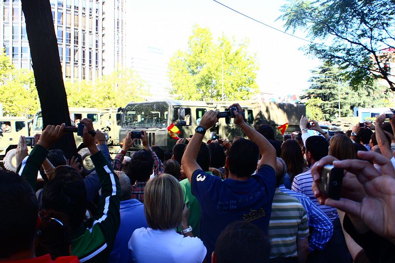 A partir de la cuarta fila la gente agradecía el paso de tanques o camiones que, por su altura, se veían más facilmente.