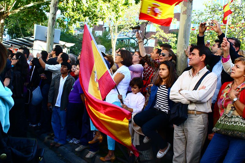 Varios asistentes han hecho ondear banderas de España durante las casi dos horas que ha durado el desfile .