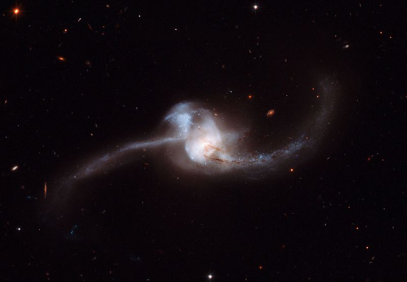 Del choque ha surgido una nueva galaxia llamada NGC 2623