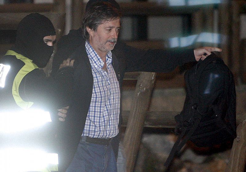 El anterior secretario general del sindicato LAB, Rafael Díez Usabiaga, es escoltado por efectivos policiales a su salida de la sede del sindicato LAB de San Sebastián.