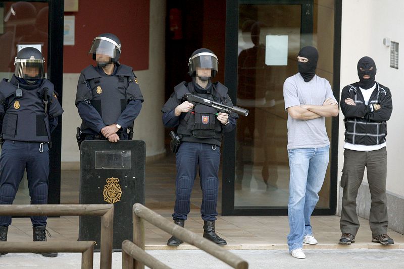 Agentes de la Policía Nacional vigilan la entrada a la sede del sindicato LAB de San Sebastián.