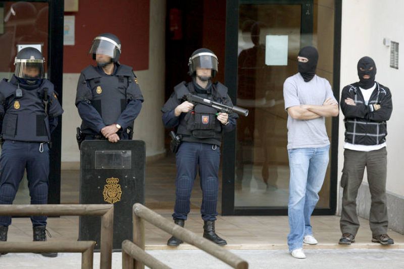 Agentes de la Policía Nacional vigilan la entrada a la sede del sindicato LAB de San Sebastián. 