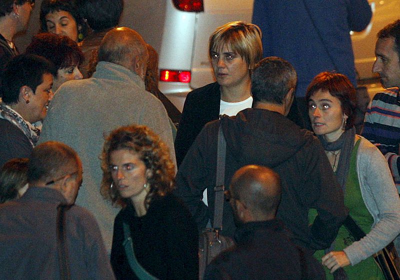 La secretaria general de LAB, Ainhoa Etxaide, (c, detrás) junto a la sede de este sindicato en San Sebastián.