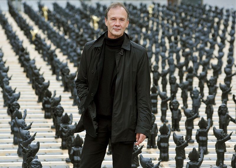 INSTALACIÓN 1250 GNOMOS HACIENDO EL SALUDO HITLERIANO