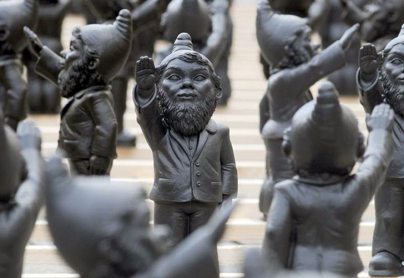 INSTALACIÓN 1250 GNOMOS HACIENDO EL SALUDO HITLERIANO