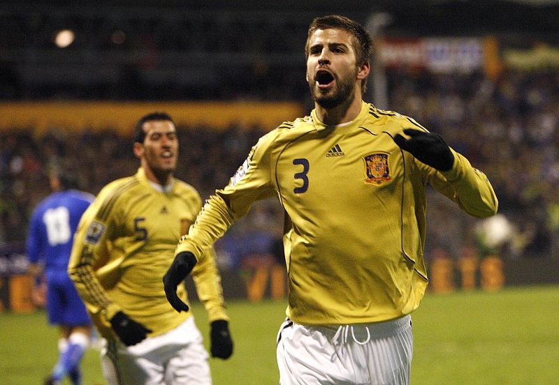 Piqué celebra su gol ante Bosnia, el primero de España.