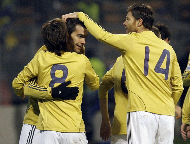 El delantero de la selección española Álvaro Negredo celebra con sus compañeros David Silva, y Xabi Alonso, su doblete con la selección.