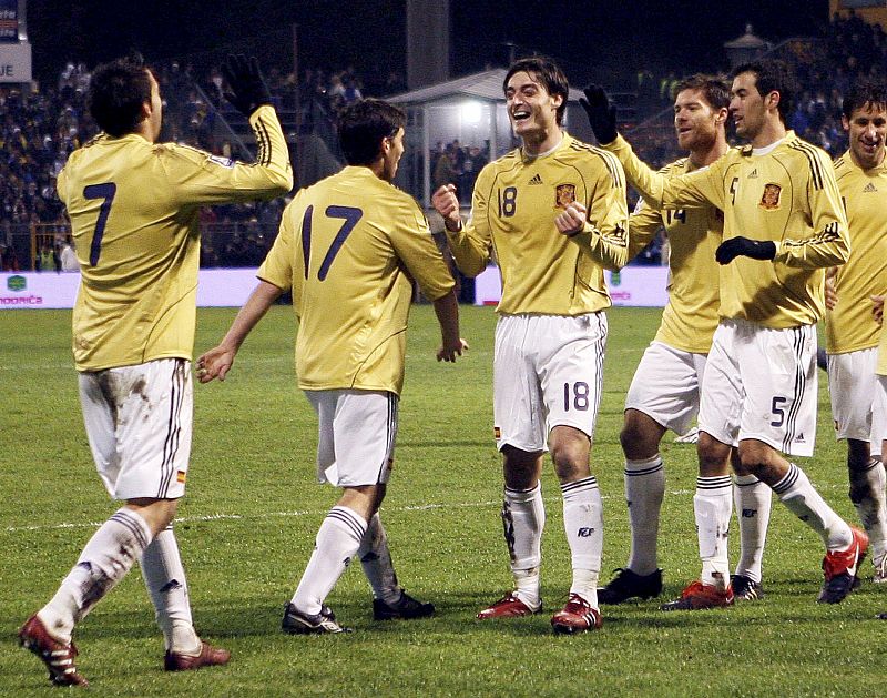 El delantero de la selección española Álvaro Negredo celebra con sus compañeros el segundo gol que ha marcado a la selección de Bosnia Herzegovina.