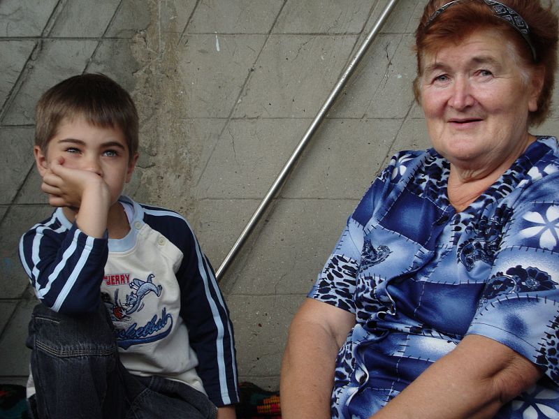 Dan Caluguranu y su abuela Antonina en su casa de Floreni. Hace cuatro años que Dan, de 7 años, no ve a sus padres, que emigraron a Francia en busca de trabajo.