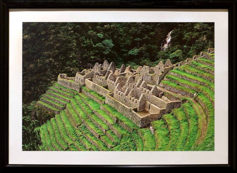 La muestra explora el "Qhapaq Ñan" o "Camino del Señor", en lengua quechua, una extensa e intrincada red de carreteras que se originaban en Cuzco