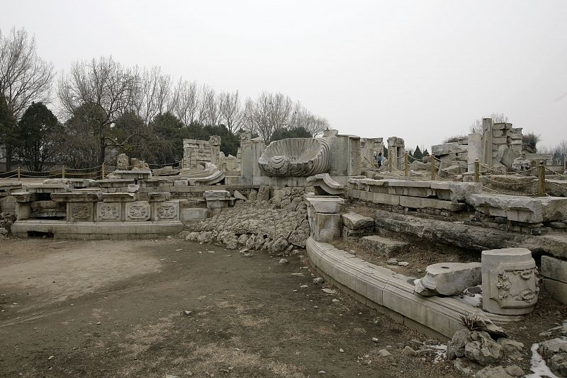 Vista de una fuente en ruinas del Palacio de Verano de Pekín
