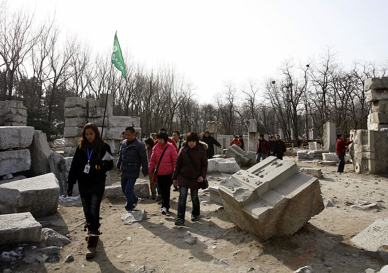 Un grupo de turistas visita las ruinas del Palacio de Verano de Pekín
