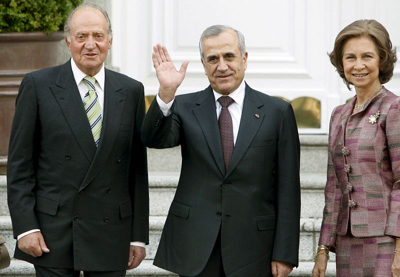 Los Reyes y el presidente del Líbano, Michel Sleiman, posan para la prensa antes del almuerzo que han ofrecido al mandatario libanés con motivo de su visita a España.