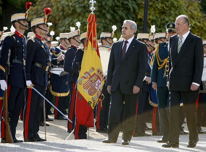 El Rey y el presidente de Líbano, Michel Suleiman se saludan en el Palacio de El Pardo.