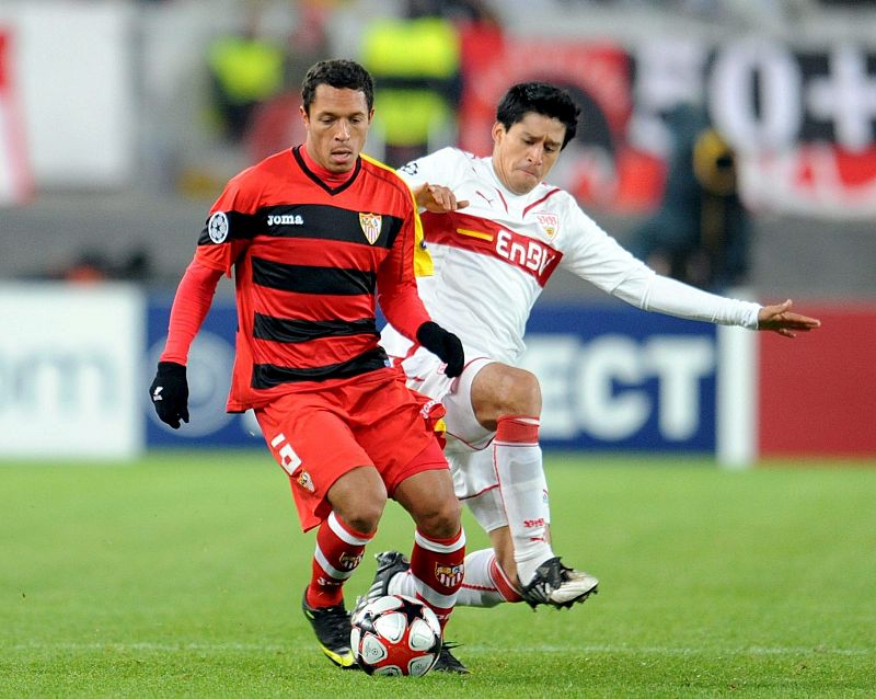 El futbolista mexicano del Stuttgart, Ricardo Osorio, lucha por el control del balón con el brasileño Adriano.