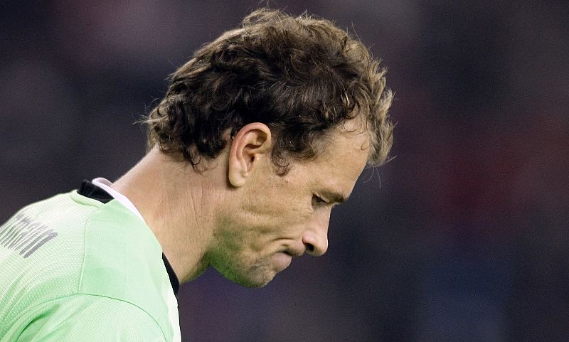 Jens Lehmann lamenta su error clamoroso que ha provocado el gol de Navas.