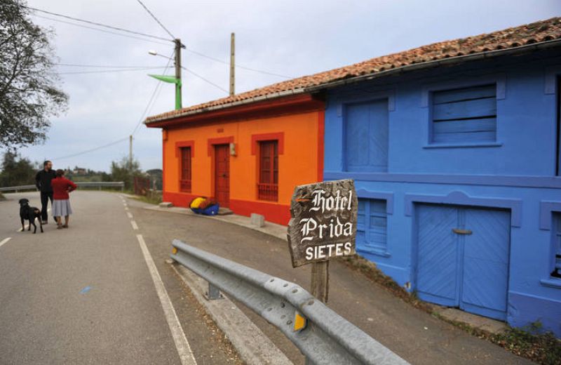 No solo las ventanas, también casas enteras están pintadas de rojo, azul, verde y amarillo para la ocasión.  