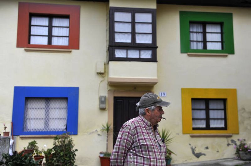 Un habitante de Sietes frente a una de las casas decoradas con los colores corporativos de Windows en el pequeño pueblo asturiano. El jueves 22 de octubre tendrá lugar en este pueblo el evento de lanzamiento de Windows 7. 