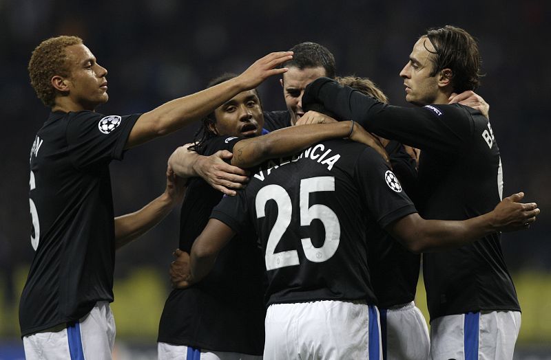 Los jugadores del Manchester United celebran el gol de su equipo en Moscú.