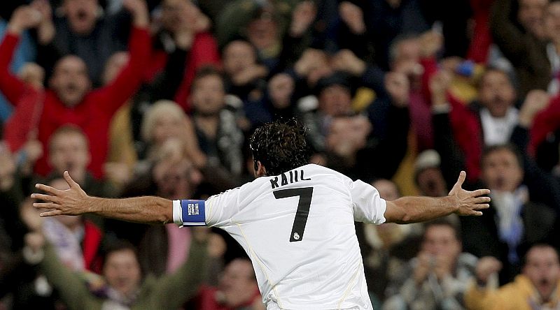 El delantero del Real Madrid Raúl González Blanco celebra el gol que ha marcado al AC Milan.