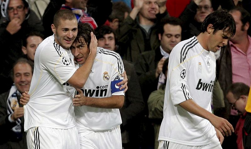 Benzema y Raúl celebra en el gol del Real Madrid.