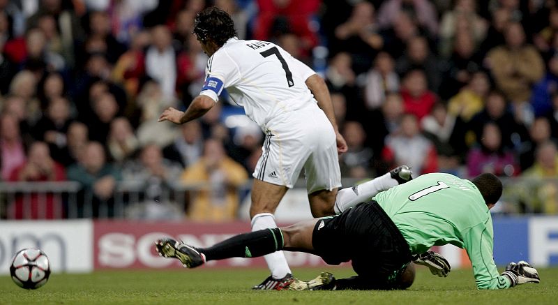 El capitán del Real Madrid, Raúl González, dribla al portero brasileño del AC Milán, Nelson Dida, para conseguir el primer gol de su equipo