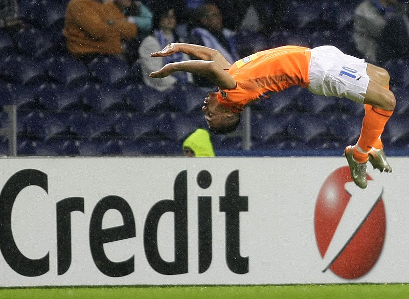 Charalambides se marca una voltereta tras meter un gol al Oporto.