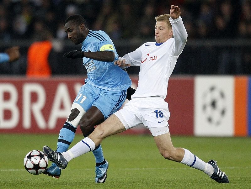 El jugador del Marsella, Niang, pelea un balón con Stahel, del Zurich.