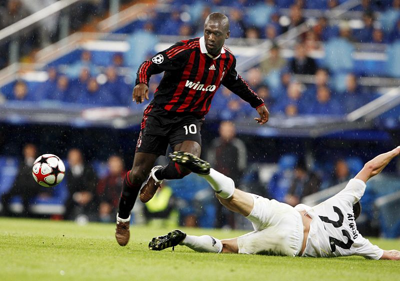 El centrocampista del Real Madrid, Xabi Alonso, pelea por el balón con el centrocampista holandés del AC Milán, Clarence Seedorf.