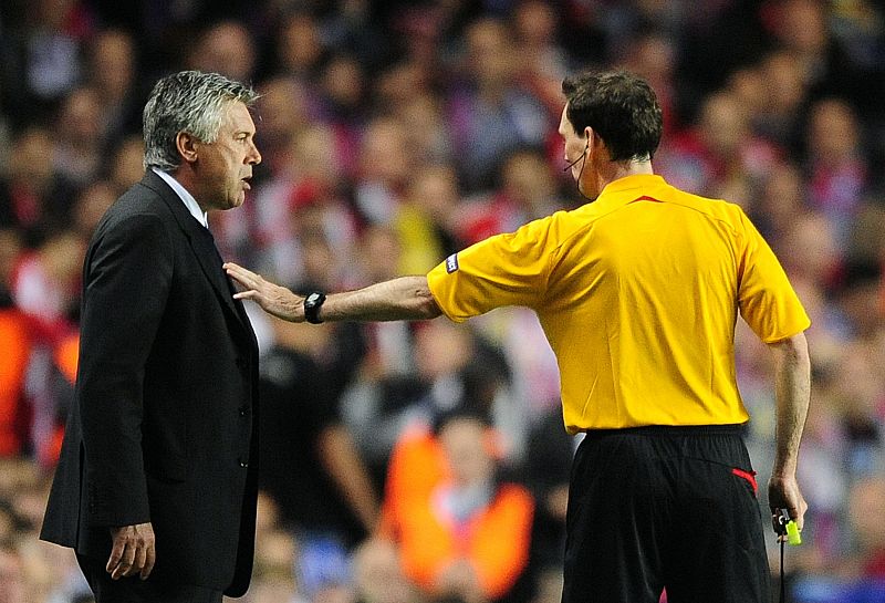 Ancelotti, entrenador del Chelsea, protesta ante el árbitro del encuentro ante el Atlético de Madrid.