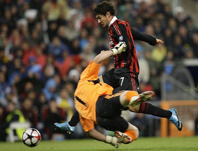 Pato supera a Casillas y marca el segundo gol del Milan.