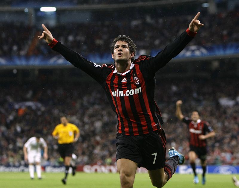 Alexandre Pato celebra su primer gol en el Bernabéu.