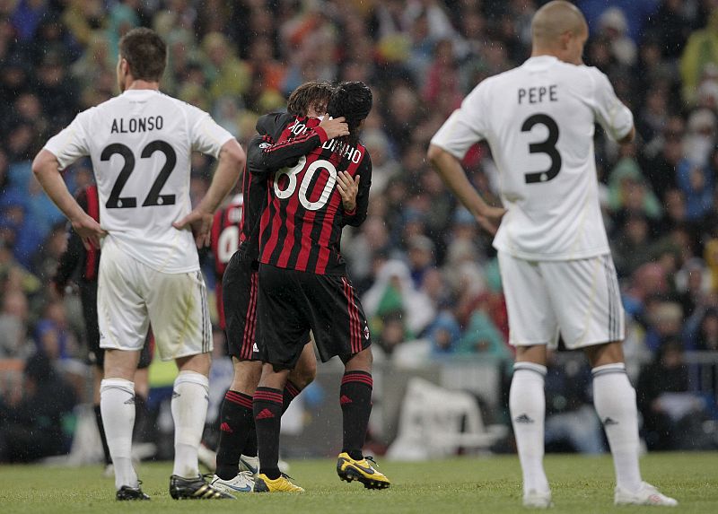 El centrocampista del AC Milan, Andrea Pirlo, celebra su gol, primero de su equipo, con su compañero, el brasileño Ronaldinho, entre los madridistas Xabi Alonso, y Pepe.