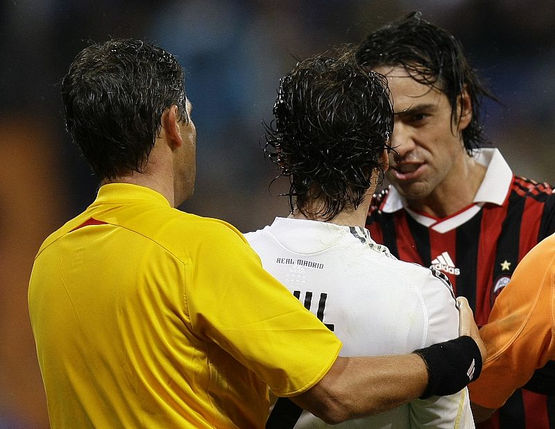 Raúl se encara con Nesta, después del gol anulado al Milan.
