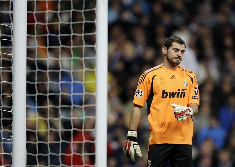 Casillas se lamenta después de encajar un gol ante el Milan.