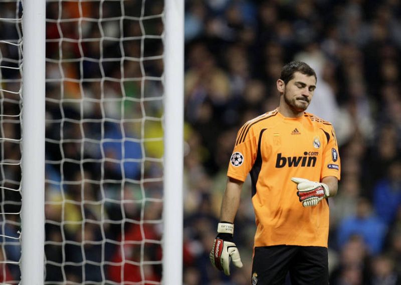 Casillas se lamenta después de encajar un gol ante el Milan.