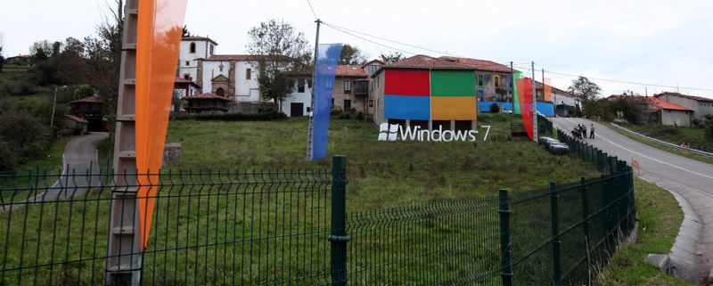 El pueblo se ha engalanado para la ocasión con los colores coorporativos de Windows.