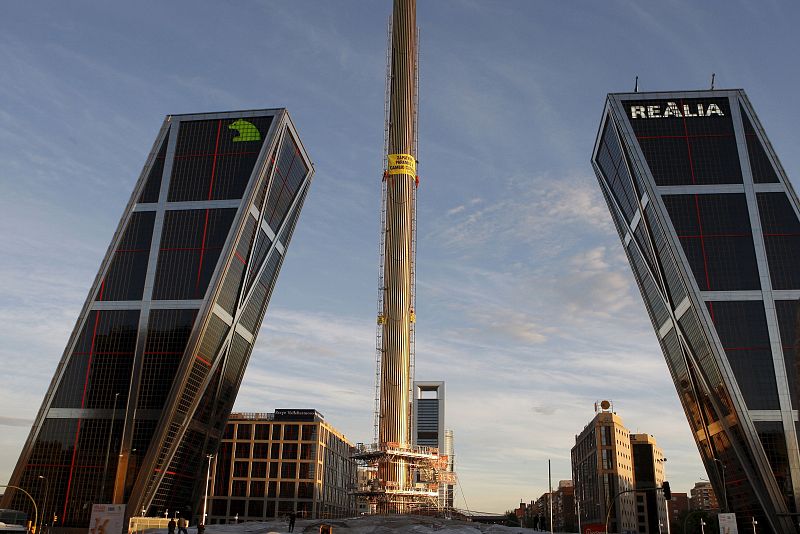 Dos activistas de Greenpeace que han escalado  el obelisco de Calatrava en la plaza de Castilla de Madrid, con una altura de casi cien metros, para pedir al Gobierno de José Luis Rodríguez Zapatero una mayor implicación frente al cambio climático.