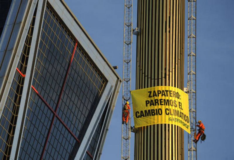 Vista de la acción de Greenpeace que se ha desarrollado entre las famosas torres inclinadas Kio en Plaza de Castilla