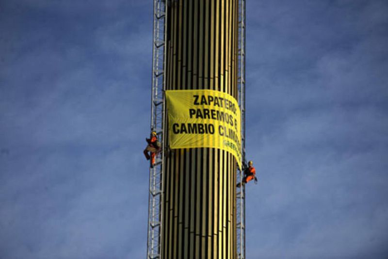 Los escaladores de Greenpeace han subido una altura de 100 metros para desplegar la pancarta