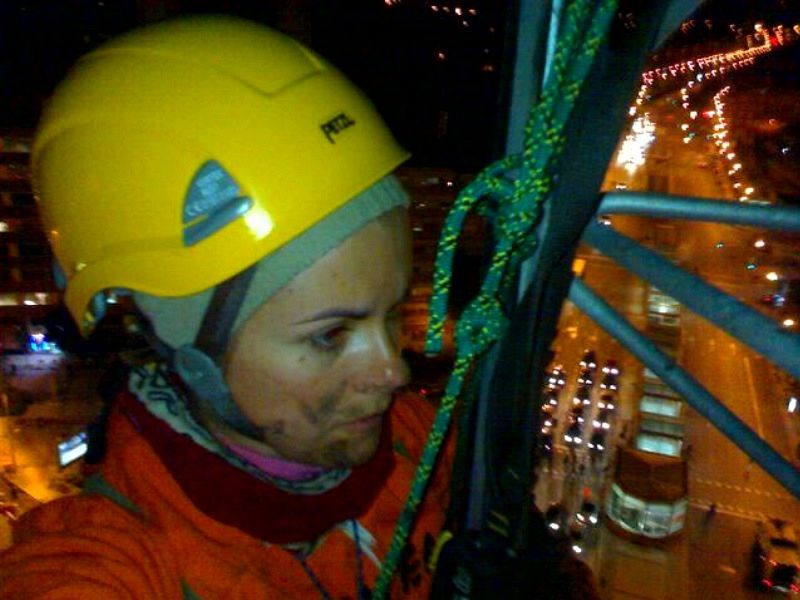 Estrella es una de los dos activistas que se han colgado en lo alto del obelisco . Es una enfermera madrileña de 29 años