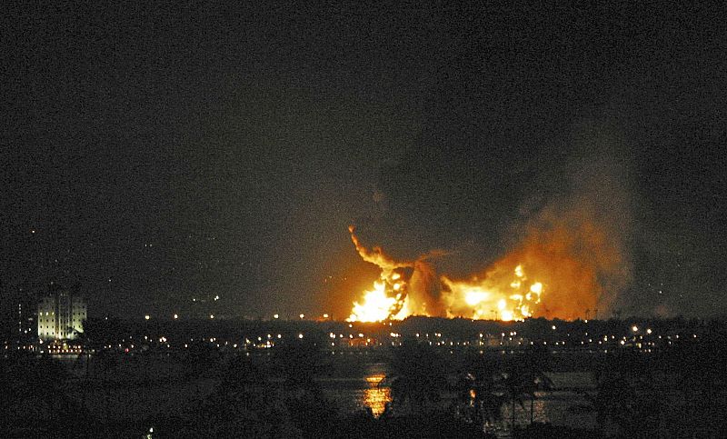 Gran incendio que se ve a gran distancia desde el centro de San Juan (Puerto Rico).