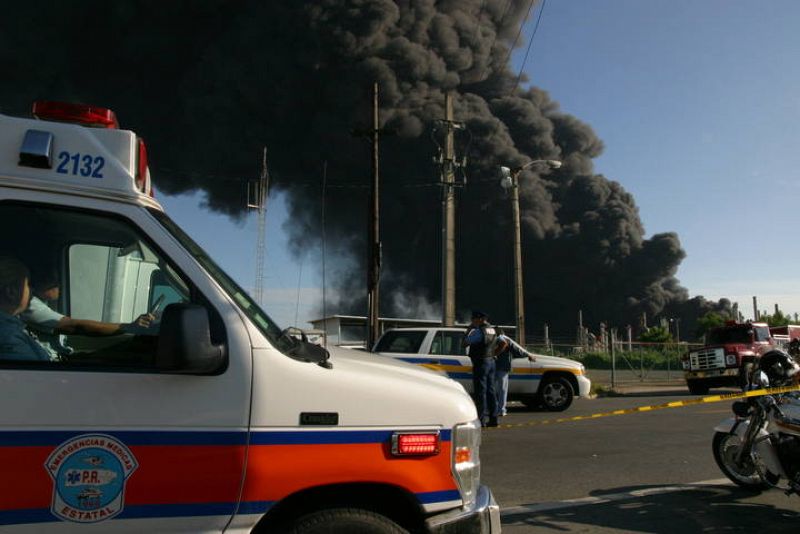 Personal de emergencias trabaja mientras se levanta una columna de humo debido al incendio la refinería de petróleo de la empresa Caribbean Petroleum Corporation.BIENTAL EN PUERTO RICO