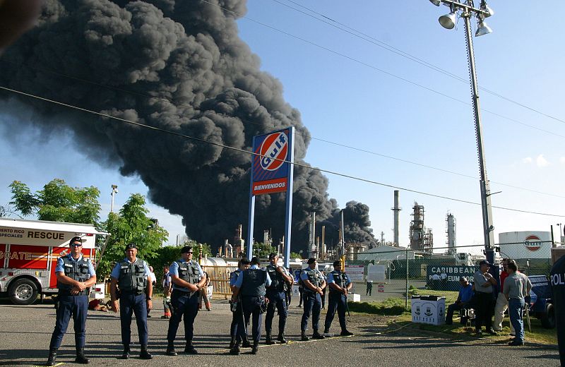 Vista de la columna de humo que se levanta por el incendio de varios tanques de la refinería de petróleo de la empresa Caribbean Petroleum Corporation.